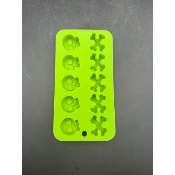 Lot of 8 Halloween Candy Trays – Silicone and Plastic – (Used) - Picture 7 of 10